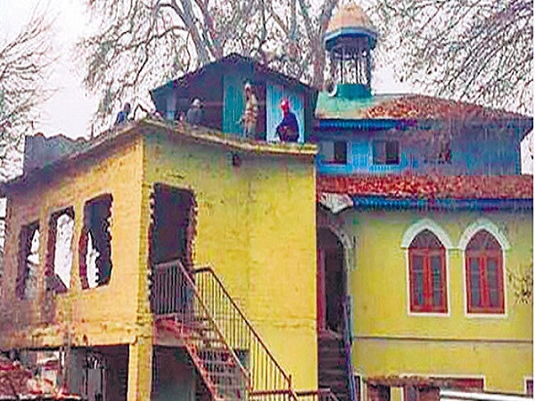 কাশ্মীরে ৪০ বছরের একটি পুরনো মসজিদ ভাঙ্গা হচ্ছে