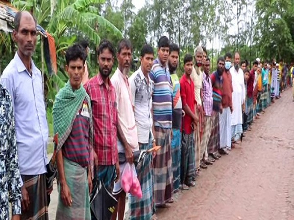নোয়াখালীর উপকূলীয় এলাকা নদী ভাঙ্গন রোধে মানববন্ধন