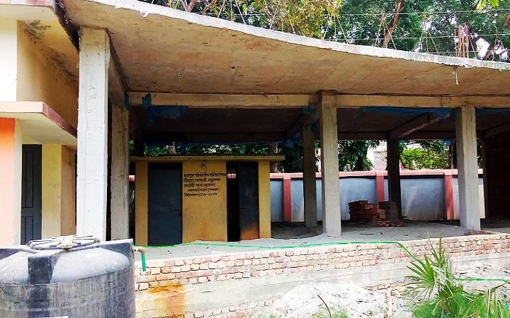 টাঙ্গাইলে স্কুলের টয়লেট ভেঙ্গে মার্কেট নির্মাণ