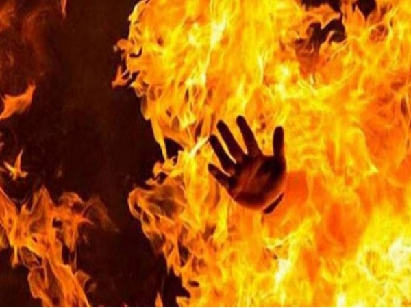 ইন্দুরকানীতে বিয়ে বাড়িতে নিজ গায়ে আগুন দিয়ে গৃহবধূর মৃত্যু