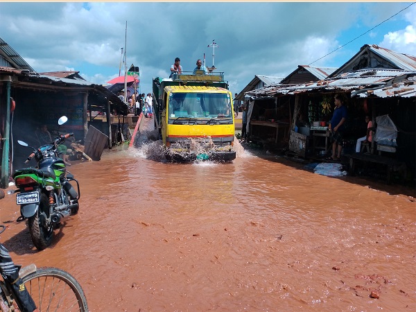 অতিরিক্ত জোয়ারের পানিতে দুর্ভোগে ইন্দুরকানী বাসী