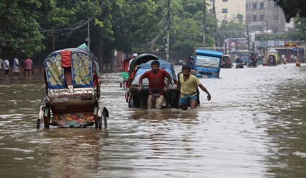 একটু বৃষ্টিতে নগরবাসীর জন্য চরম ভোগান্তির কারণ হয়ে দাঁড়িয়েছে