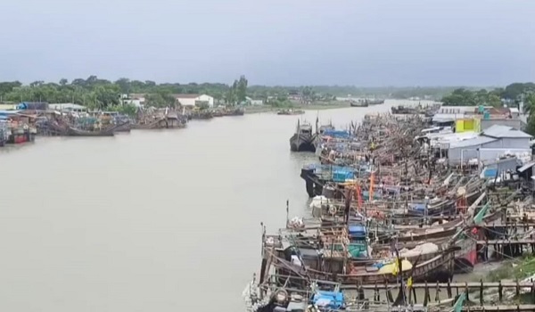 কুয়াকাটার মৎস্য বন্দরে শত শত ট্রলার নিরাপদ আশ্রয়ে