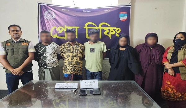 ‘হানিট্রাপ চক্রে’র পাঁচ সদস্যকে গ্রেফতার করেছে যশোর জেলা পুলিশের গোয়েন্দা শাখা