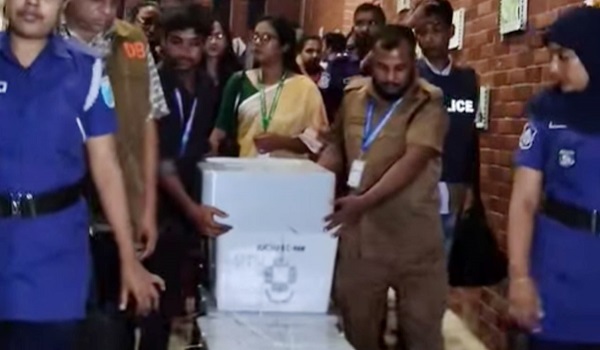 ভোটগ্রহণ শেষ ব্যালট বাক্স নেওয়া হচ্ছে নির্বাচন কমিশনে