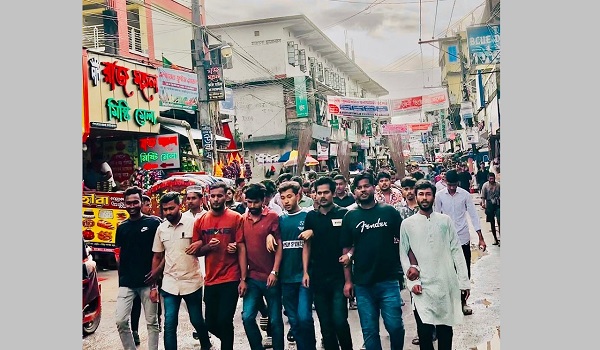 সোনাগাজীতে জেলা বিএনপির নেতার বিরুদ্ধে ‘জুলাইযোদ্ধা’দের ঝাড়ু মিছিল