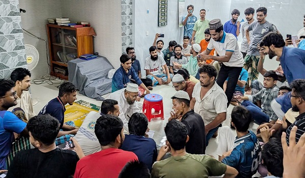 শিক্ষার্থীদের আয়োজনে রাবির ক্যান্টিন কর্মচারী যুগলের বিয়ে