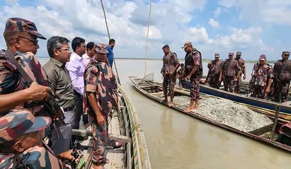 তিস্তা থেকে অবৈধভাবে পাথর উত্তোলন, ১৩ নৌকা বিনষ্ট করল প্রশাসন