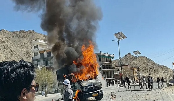 নেপালের পর জেন জি বিক্ষোভে উত্তাল ভারত, চ্যালেঞ্জের মুখে মোদী