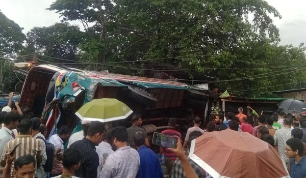 বাস উল্টে পড়লো দোকানের ওপর, নিহত ৩