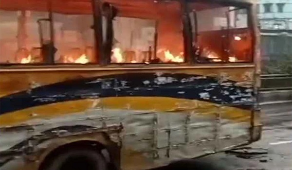 রাজধানীতে যাত্রীবাহী বাসে আগুন দিল দুর্বৃত্তরা