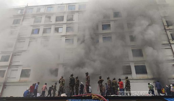 আশুলিয়ায় পোশাক কারখানায় আগুন, নিয়ন্ত্রণে ৬ ইউনিট