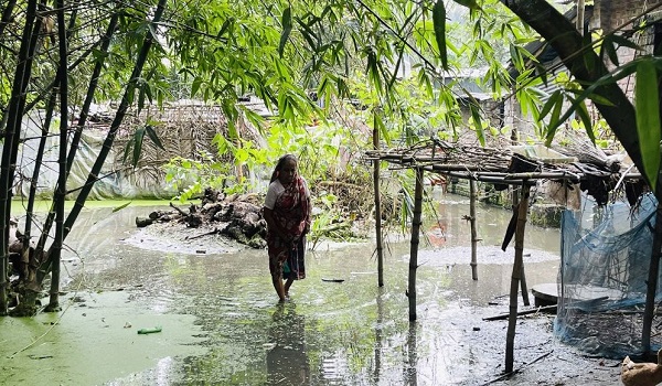 পানিবন্দি ২৫ পরিবার, ভোগান্তিতে জনজীবন