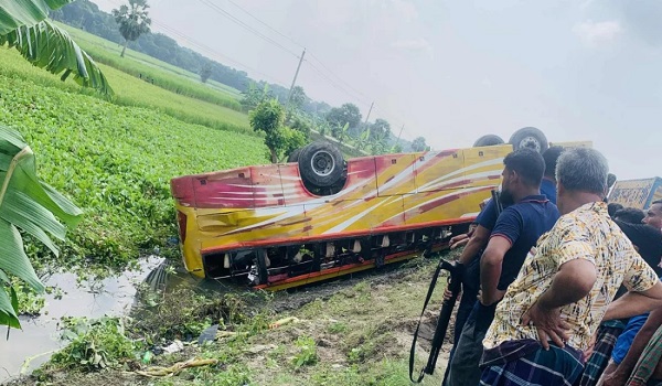 এক বাসের ধাক্কায় অন্য বাস খাদে পড়ে মৃত্যু ১, আহত ১০