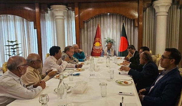 রাজনৈতিক দলগুলোর সাথে প্রধান উপদেষ্টার জরুরি বৈঠক