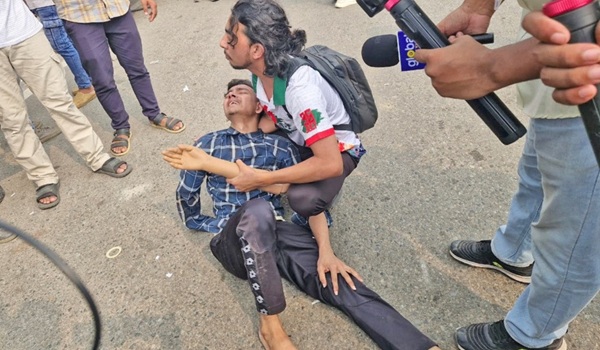 পুলিশের লাঠিচার্জে আহত ১০ জুলাইযোদ্ধা