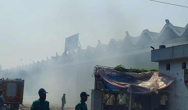 ২১ ঘণ্টা পরও ধ্বংসস্তূপ থেকে উড়ছে ধোঁয়া 