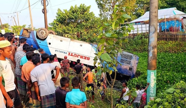 টাঙ্গুয়ার হাওরে ঘুরতে গিয়ে খাদে পড়লো বাস, মা-মেয়ে নিহত