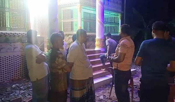 চাঁদাবাজির অভিযোগ করায় ব্যবসায়ীর বাড়িতে ককটেল হামলা