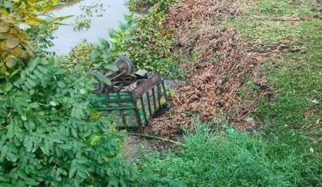 বালিয়াডাঙ্গীর আধার বাজারের পাশে নিয়ন্ত্রণ হারিয়ে নছিমন ভটভটি উল্টে চালকসহ গুরুতর আহত ৭ জন।