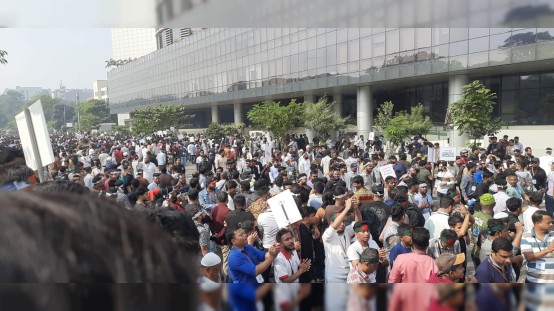 বিটিআরসির সামনের সড়ক অবরোধ মোবাইল ফোন ব্যবসায়ীদের