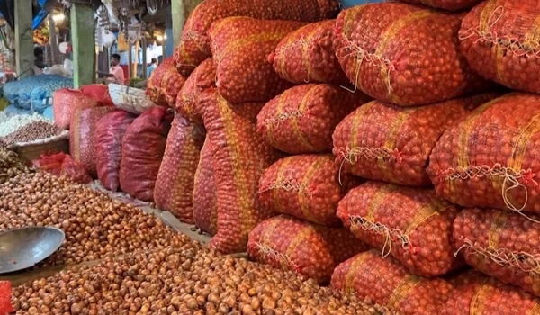 ভারত থেকে আমদানির খবরে কমলো পেঁয়াজের দাম