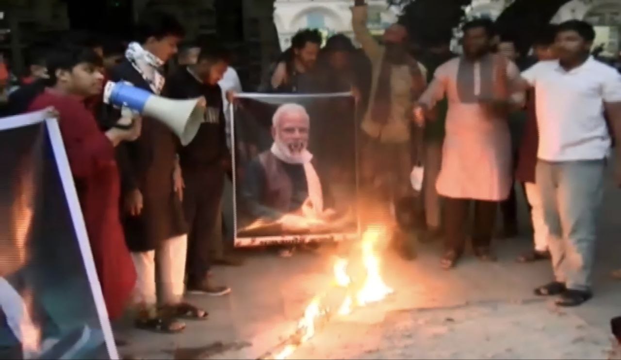 ঢাবিতে মোদির কুশপুত্তলিকা দাহ