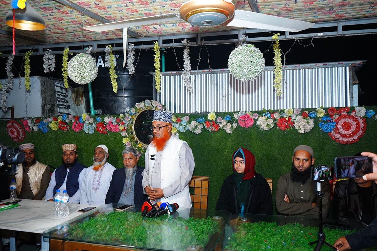 নাবিলা তাসনিদকে স্থানীয় জামায়াত নেতাদের সমর্থন।