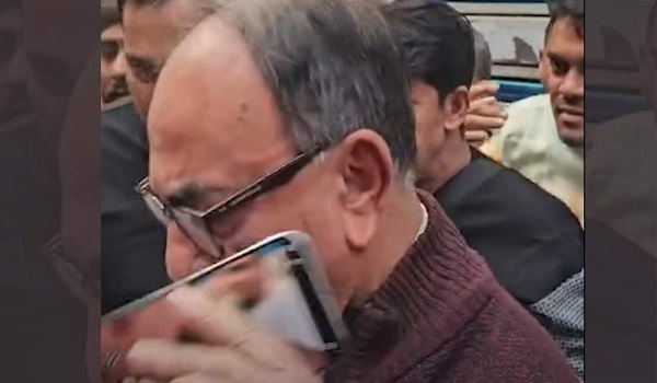 প্রশ্ন করায় সাংবাদিকের মোবাইল কেড়ে নিলেন মির্জা আব্বাস