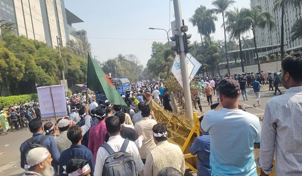 ৯ম পে স্কেলের গেজেট বাস্তবায়নের দাবিতে যমুনা অভিমুখে সরকারি চাকরিজীবীরা