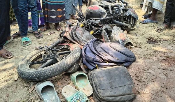 বৈদ্যুতিক খুঁটিতে মোটরসাইকেলের ধাক্কা, নিহত ২,আহত ১