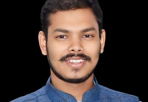 দাড়িপাল্লায় সমর্থন দিয়ে নিজের প্রার্থীতা প্রত্যাহার করলেন ইয়ামিন মোল্লা।