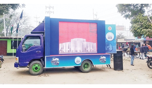 ভোটের গাড়ির ‘জনমত বাক্সে’ হাজার হাজার মানুষের মনের কথা