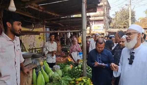 ‘২৫ টাকার লেবু ৬০ টাকা কেন’- বাজারে গিয়ে সংসদ সদস্য