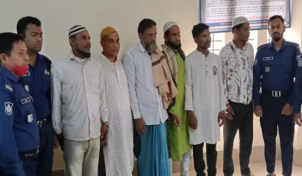 শহীদ মিনারে ফুল দিতে যাওয়ার সময় লীগের স্লোগান, আটক ৬ জন