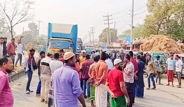 বাড়ানো হয়েছে চাঁদার পরিমান, চালকদের বিক্ষোভ