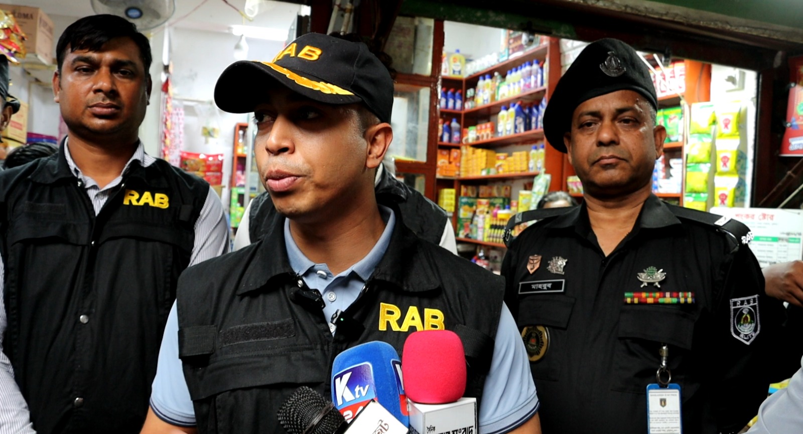 খুলনায় ভ্রাম্যমান আদালতের অভিযানে অবৈধ টিসিবি পণ্য উদ্ধার