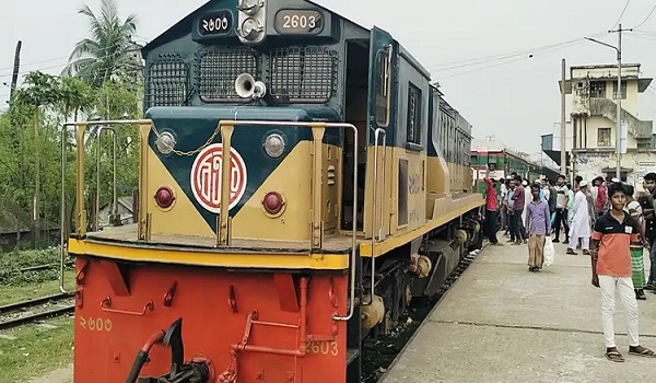 ট্রেনের ছাদ থেকে ১২ কেজি গাঁজা উদ্ধার