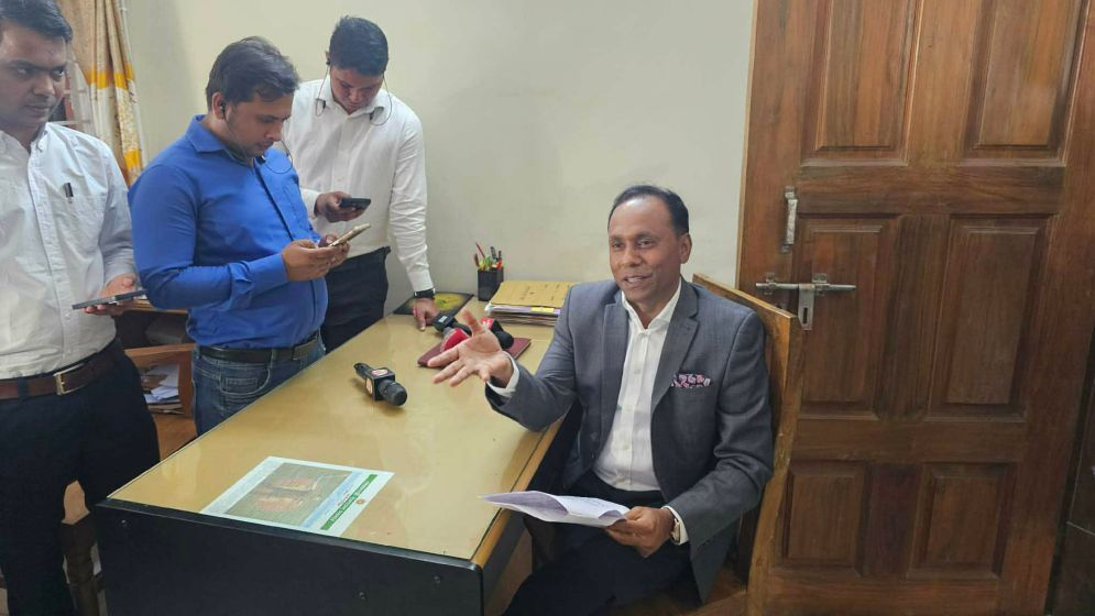 শাস্তি পেলেন সেই ভূমি অফিসের ৩ কর্মকর্তা