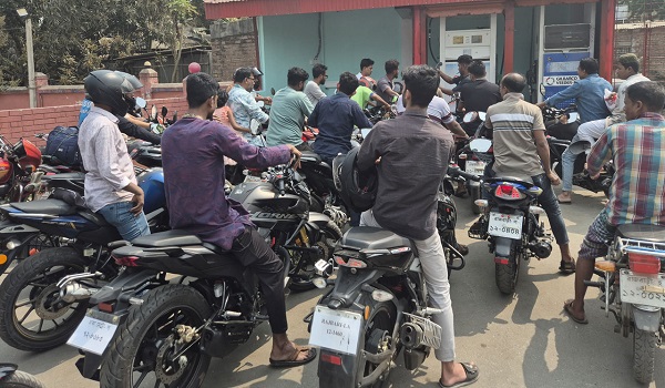 পাম্পে জ্বালানি তেল সংকটে চালকদের ক্ষোভ