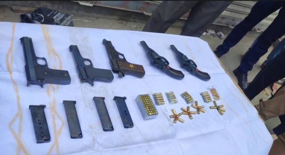 খুলনায় বিদেশি পিস্তল-গুলিসহ নারী আটক 