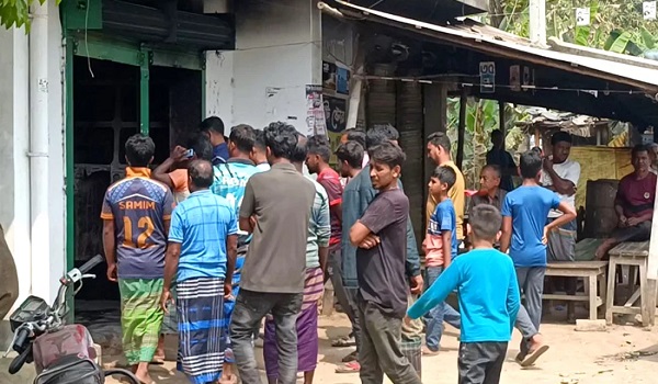 মহেশপুর বিএনপি কার্যালয়ে দুর্বৃত্তদের আগুন ও কটকেল বিষ্ফোরণ