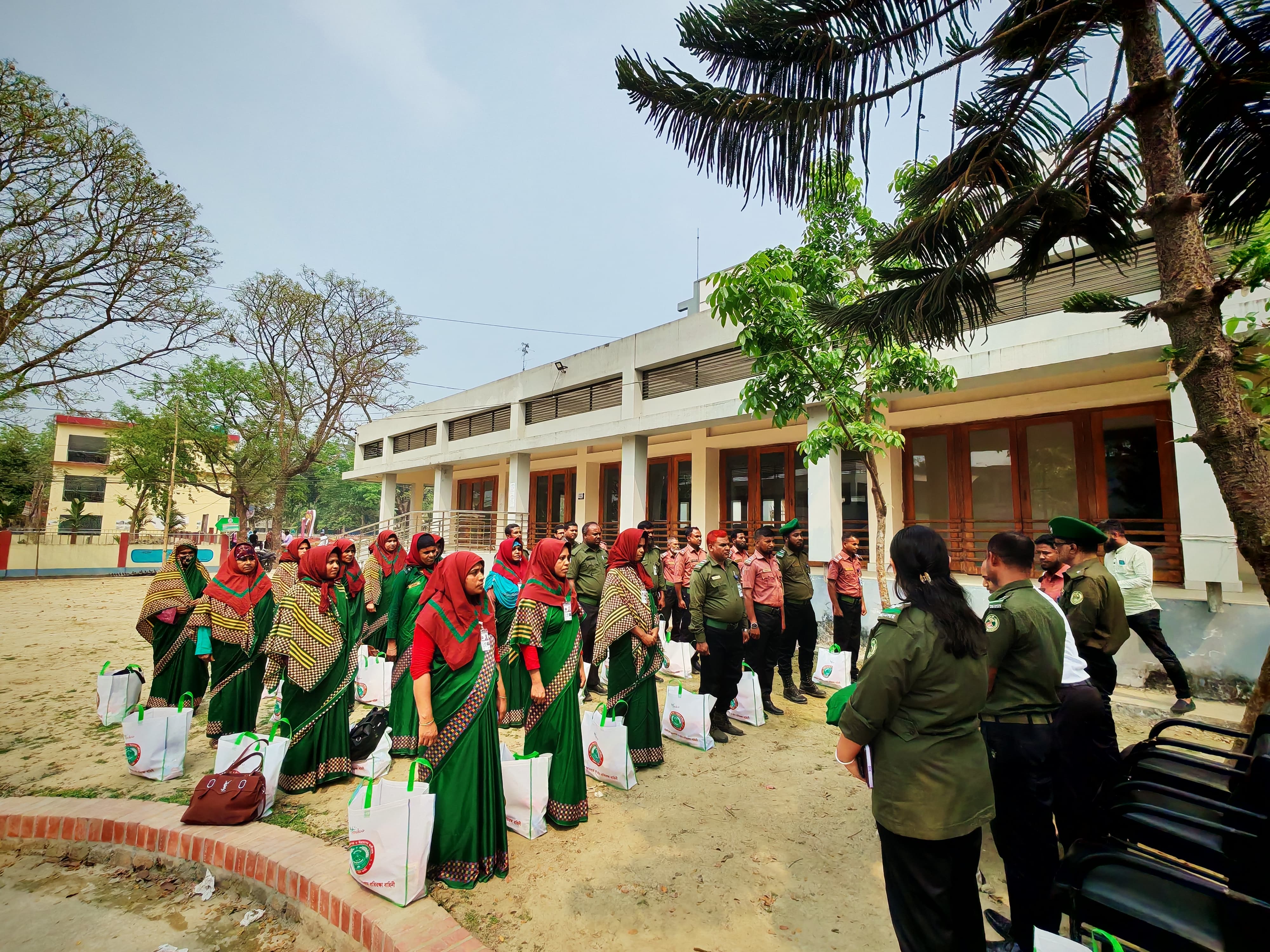 পার্বতীপুরে আনসার ও ভিডিপি সদস্যদের মাঝে ঈদ উপহার বিতরণ
