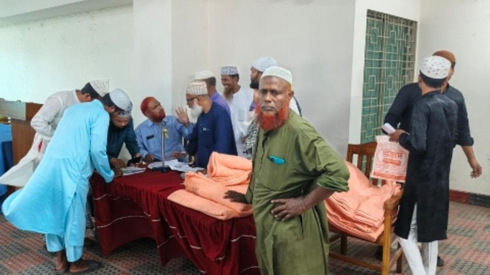 গরমকালে রাজশাহীতে শীতের কম্বল বিতরণ