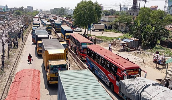 বকেয়া-ভাতার দাবিতে শ্রমিকদের মহাসড়ক অবরোধ, তীব্র যানযট সৃষ্টি