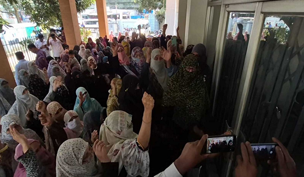 বিএনপি প্রার্থীর নেকাব পরা ভোটারদের নিয়ে বিতর্কিত বক্তব্যের প্রতিবাদে বিক্ষোভ 