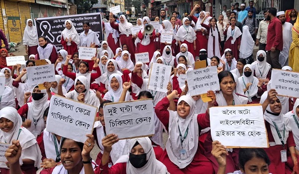 বরিশালে স্কুলছাত্রীর মুত্যুর প্রতিবাদে সড়ক অবরোধ