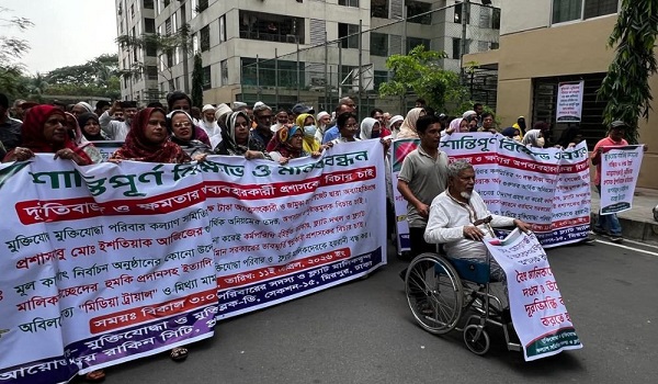 মিরপুরে প্রশাসক ও চাঁদাবাজ চক্রের বিরুদ্ধে বিক্ষোভ