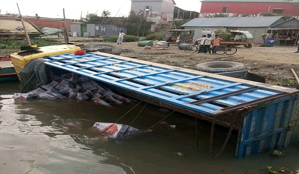 বাজিতপুরে নিয়ন্ত্রণ হারিয়ে নদীতে ট্রাক, চাপা পড়ে নিহত যুবক