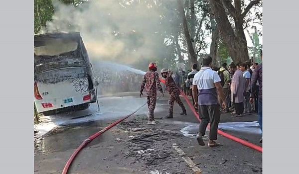 মাদারীপুরে যান্ত্রিক ত্রুটির কারনে বাসে আগুন, নিহত ১ আহত ৩০
